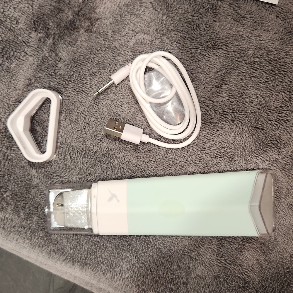 BNIB DERMAPORE by DERMAFLASH Pore Extractor & Serum Infuser Tool Color: Icy Mint
